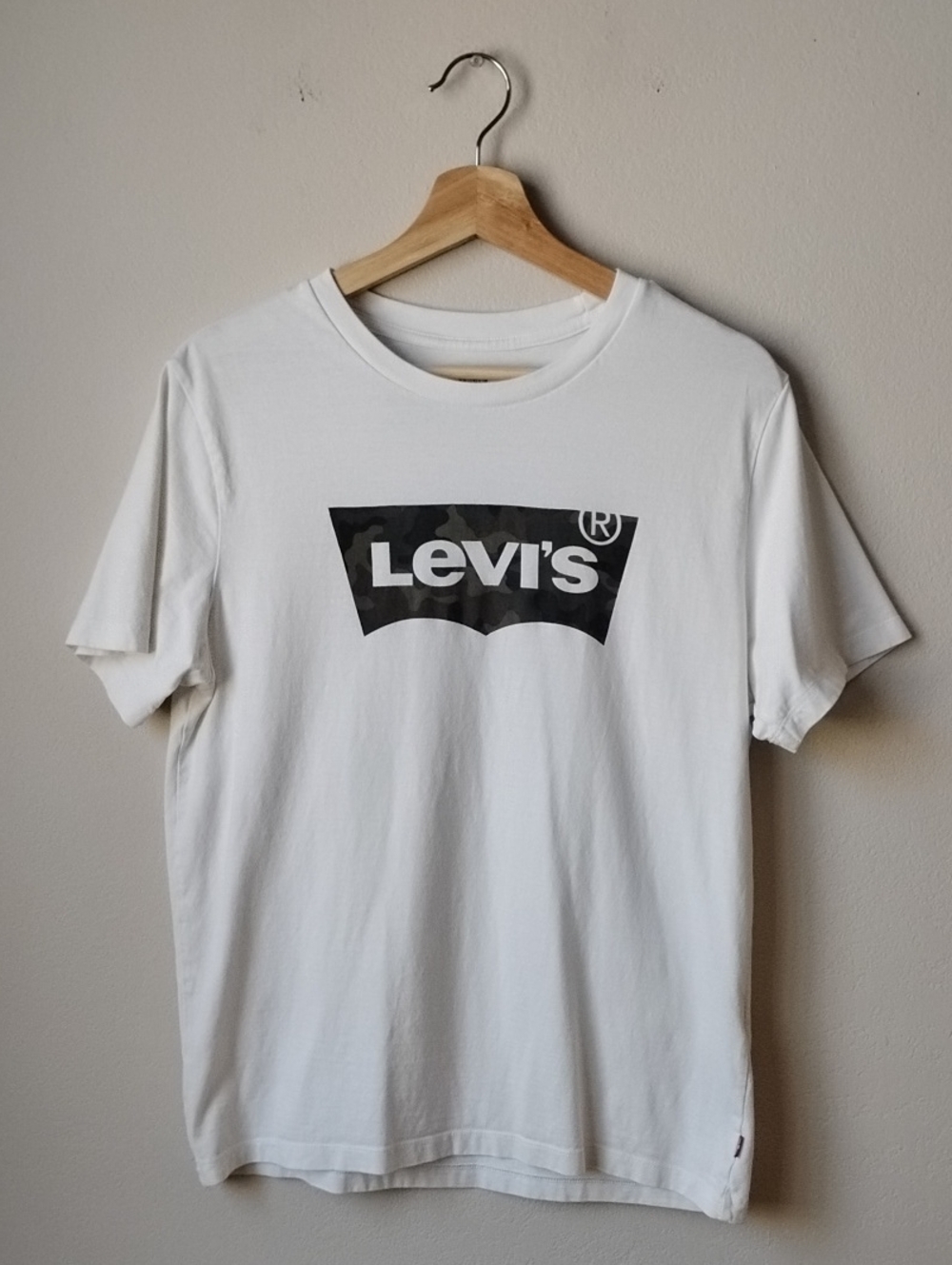 Levi's White T-Shirt with Camo Logo Graphic